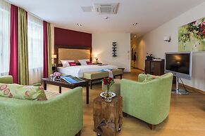 Tides Boutique Hotel