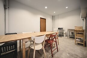 Good One Poshtel & Café Bar