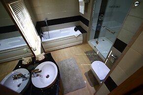 Mascot Houseboats