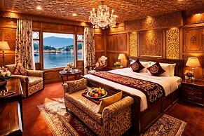 Mascot Houseboats