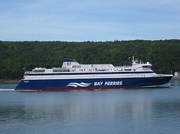 Grand Oak Manor Bed & Breakfast