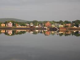 Grand Oak Manor Bed & Breakfast