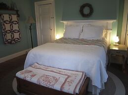 Grand Oak Manor Bed & Breakfast