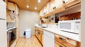 Snowcreek II #253 1 Bedroom Condo by RedAwning