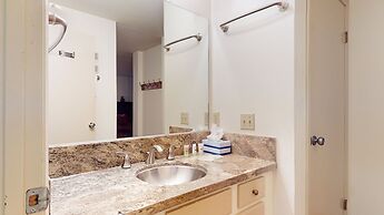 Summit 211 Spacious and Clean, Private Balcony, On Free Shuttle Route 