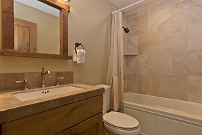 Stonegate #5 5 Bedroom Home by RedAwning