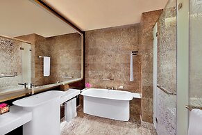 AlRayyan Hotel Doha, Curio Collection by Hilton