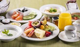 AlRayyan Hotel Doha, Curio Collection by Hilton