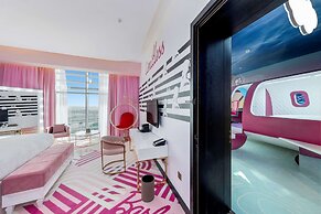 AlRayyan Hotel Doha, Curio Collection by Hilton