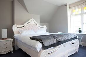 Lowena Cafe and Accommodation