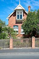 Lowena Cafe and Accommodation