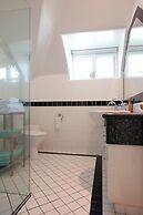 Lowena Cafe and Accommodation