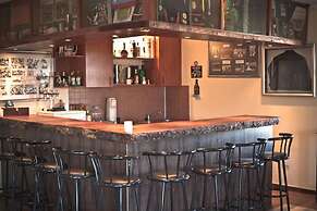 Sweet Thorn Retreat Airport Lodge