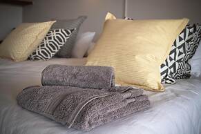 Sweet Thorn Retreat Airport Lodge