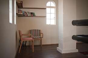 Sweet Thorn Retreat Airport Lodge