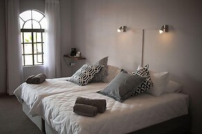 Sweet Thorn Retreat Airport Lodge