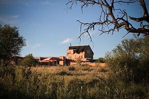 Sweet Thorn Retreat Airport Lodge