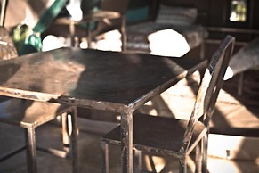 Sweet Thorn Retreat Airport Lodge