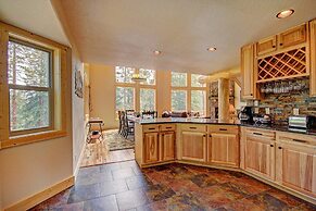 Grand Moose Lodge 3 Bedroom Home by RedAwning