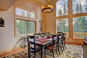 Grand Moose Lodge 3 Bedroom Home by RedAwning