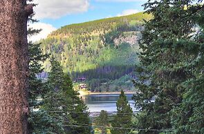 Grand Moose Lodge 3 Bedroom Home by RedAwning