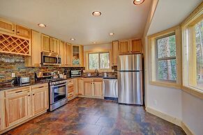 Grand Moose Lodge 3 Bedroom Home by RedAwning