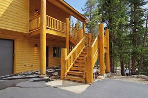 Grand Moose Lodge 3 Bedroom Home by RedAwning