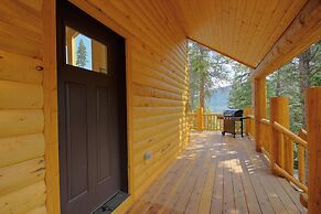 Grand Moose Lodge 3 Bedroom Home by RedAwning