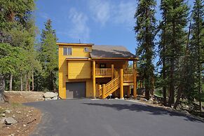 Grand Moose Lodge 3 Bedroom Home by RedAwning