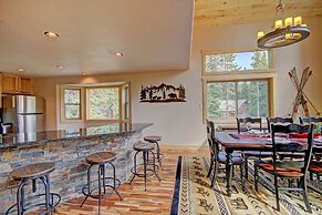 Grand Moose Lodge 3 Bedroom Home by RedAwning