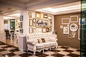 Gallery Lake View Hotel