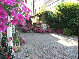 Azalea & Glicine House