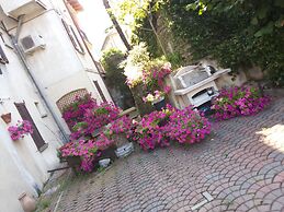 Azalea & Glicine House