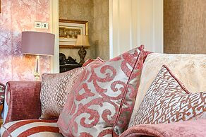 Muntham Holiday Apartments & Town House