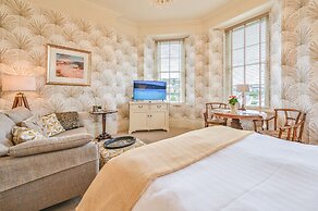 Muntham Holiday Apartments & Town House