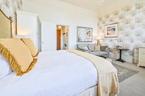 Muntham Holiday Apartments & Town House