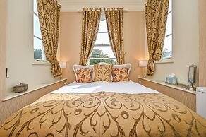 Muntham Holiday Apartments & Town House