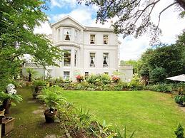 Muntham Holiday Apartments & Town House