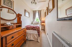 Muntham Holiday Apartments & Town House