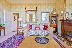 Muntham Holiday Apartments & Town House