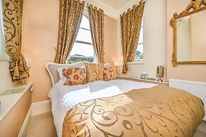 Muntham Holiday Apartments & Town House