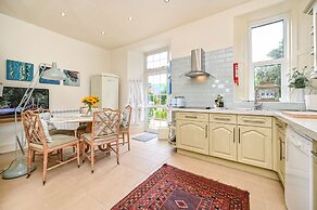 Muntham Holiday Apartments & Town House