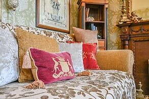 Muntham Holiday Apartments & Town House