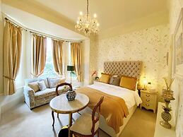 Muntham Holiday Apartments & Town House