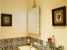 Muntham Holiday Apartments & Town House