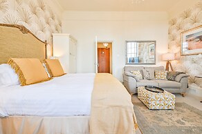 Muntham Holiday Apartments & Town House