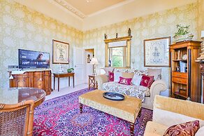 Muntham Holiday Apartments & Town House