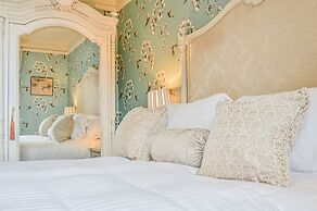 Muntham Holiday Apartments & Town House