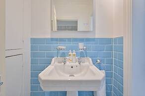 Muntham Holiday Apartments & Town House