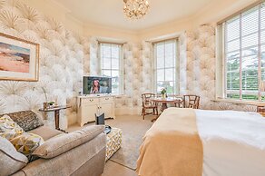 Muntham Holiday Apartments & Town House